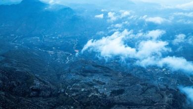 Mont Shada enveloppé de brume : Un spectacle naturel envoûtant