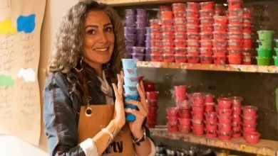 Une artiste saoudienne peint ses peintures pour promouvoir le dialogue culturel mondial