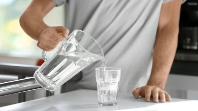 Boire de l’eau debout peut nuire à la digestion et au cœur