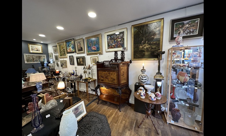 Antiquités Iconiques : Ajoutez la Magie de l'Histoire à Votre Décor