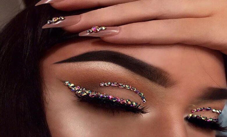 Le maquillage au cristal : une tendance audacieuse et lumineuse