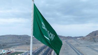 Le plus haut mât du drapeau saoudien orne le ciel de La Mecque