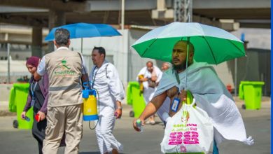 Les parapluies protègent les pèlerins de la chaleur