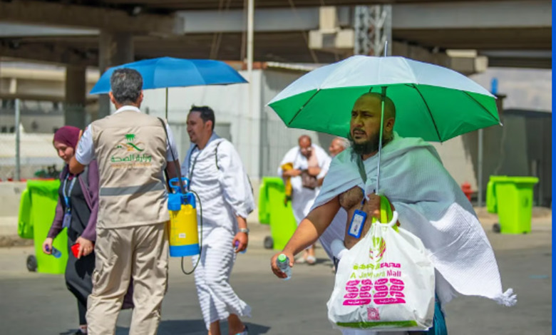 Les parapluies protègent les pèlerins de la chaleur