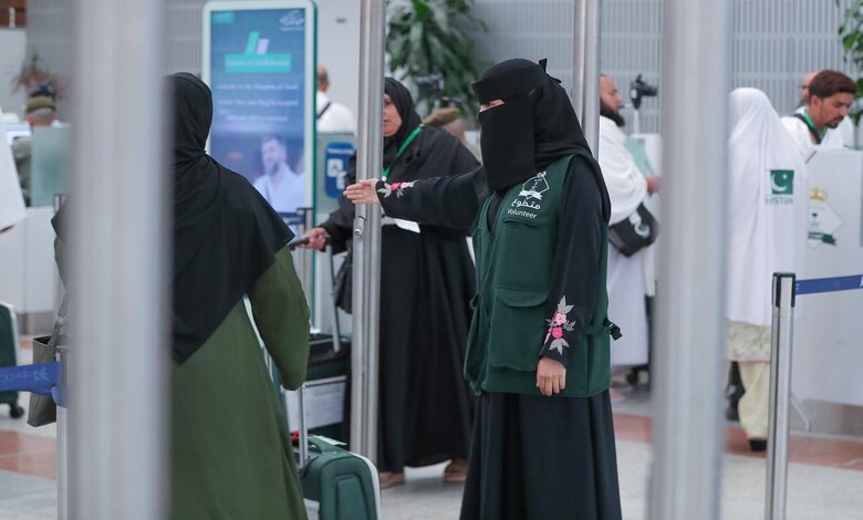 Les bénévoles des passeports participent au service des pèlerins