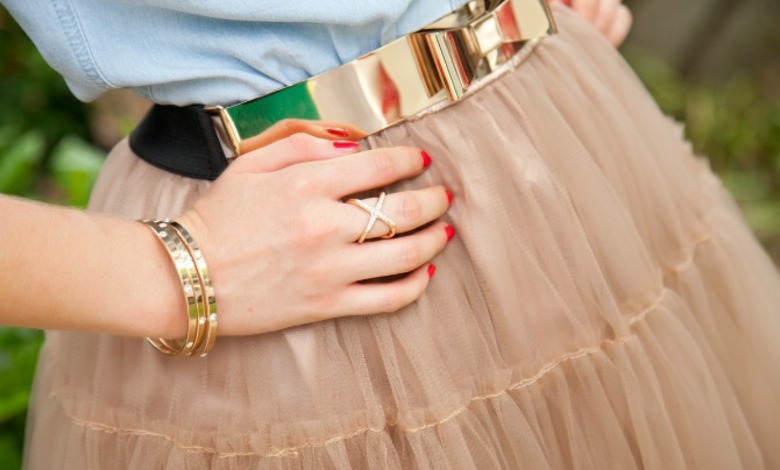 La jupe à ceintures : une nouvelle tendance qui réinvente les accessoires