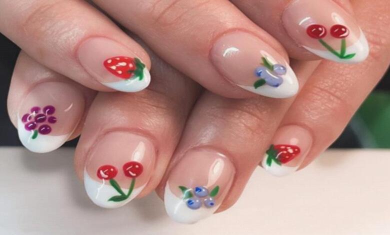 Les couleurs fruitées embellissent les ongles de l’été 2026