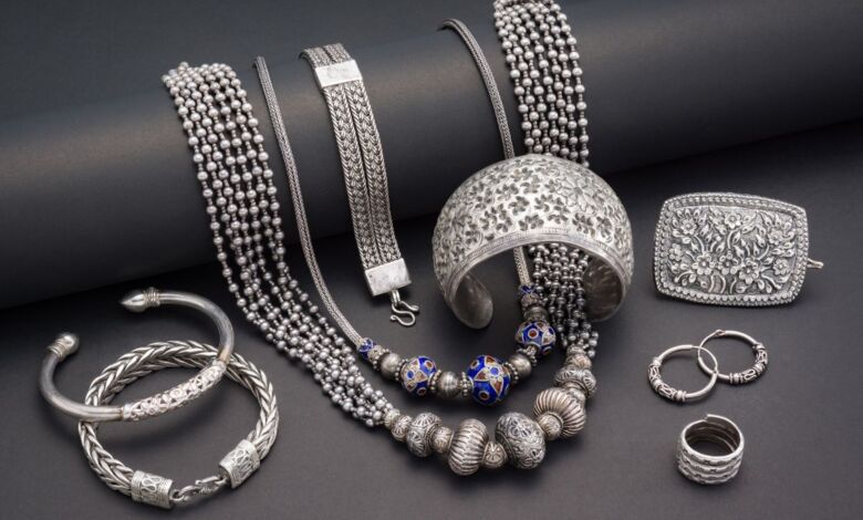 Les bijoux en argent s’imposent parmi les accessoires de 2026