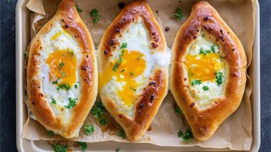 Le Khachapuri : un pain géorgien traditionnel au fromage fondu