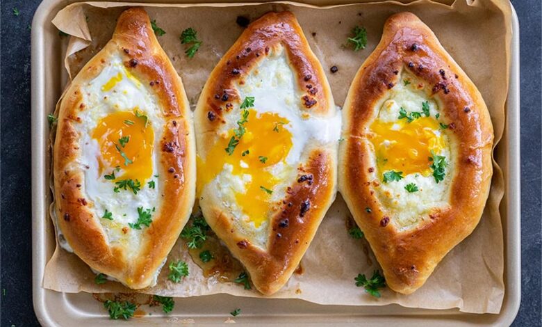 Le Khachapuri : un pain géorgien traditionnel au fromage fondu