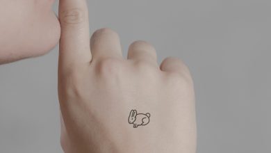 Que signifient ces petits autocollants sur les poignets des mannequins cet été ?