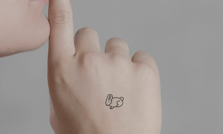 Que signifient ces petits autocollants sur les poignets des mannequins cet été ?