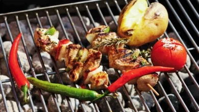Brochettes de poulet grillées pour une soirée de camping en août