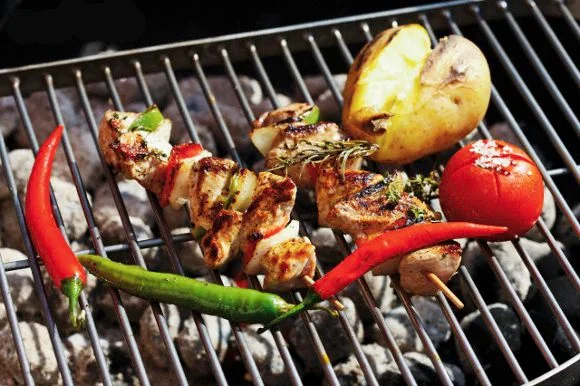 Brochettes de poulet grillées pour une soirée de camping en août