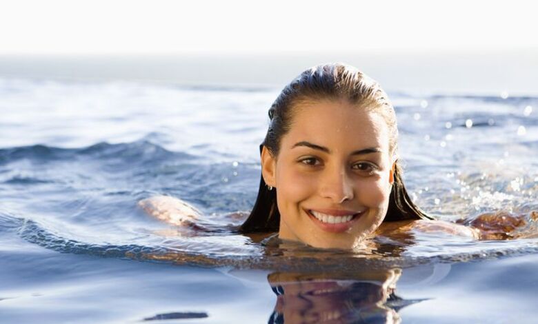 L’eau de mer pour les peaux sèches : bienfaits et précautions