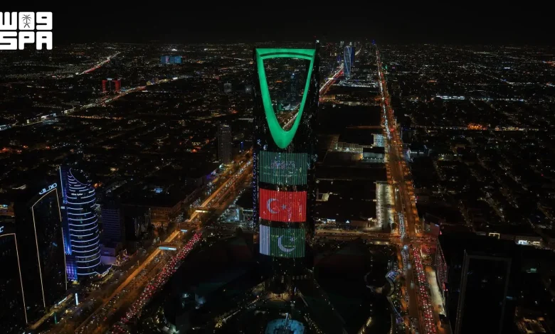 De Riyad à La Mecque : Les drapeaux des trois pays sur les monuments