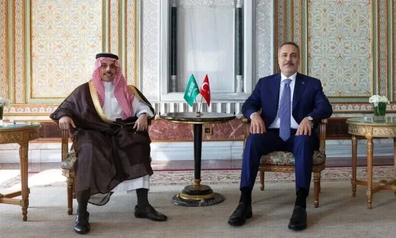 Arabie saoudite–Turquie : Fayçal ben Farhane rencontre Hakan Fidan à Istanbul