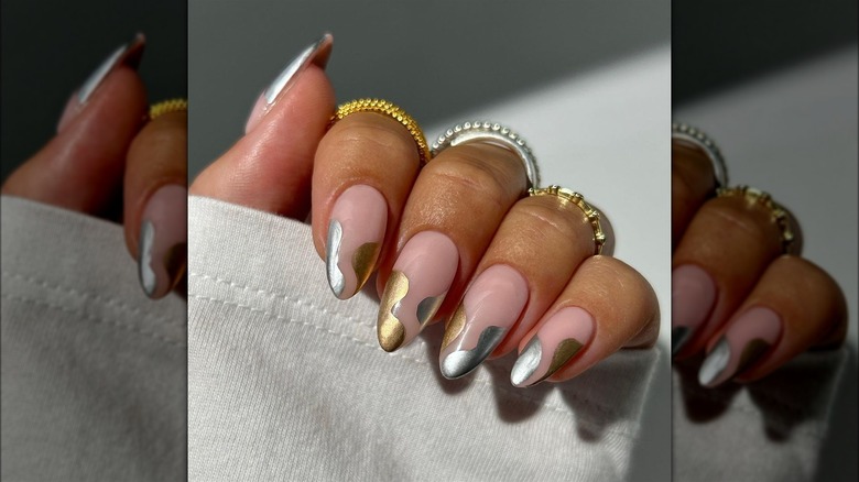 La « mixed metal manicure » transforme les ongles en véritables bijoux