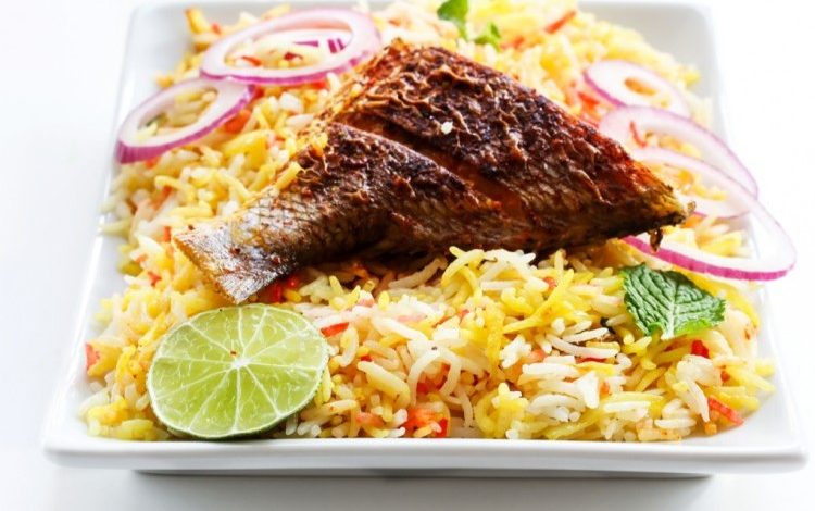 Sayadiyah saoudienne : riz parfumé et poisson aux oignons dorés