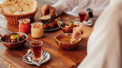 Petit-déjeuner traditionnel du vendredi : une table généreuse aux saveurs arabes