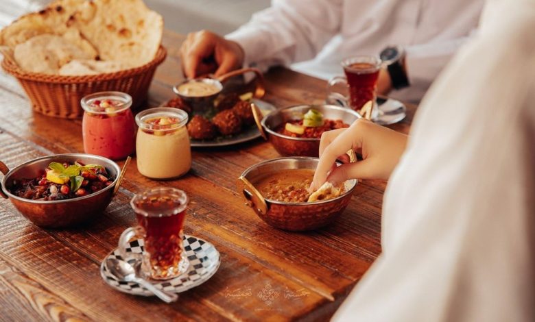 Petit-déjeuner traditionnel du vendredi : une table généreuse aux saveurs arabes