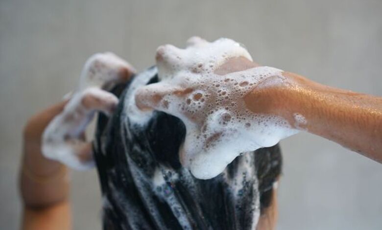 Le sucre et le shampoing : une astuce pour le cuir chevelu