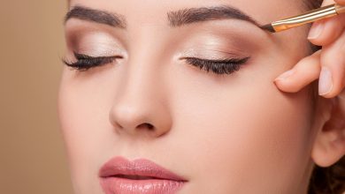 Les sourcils fins font leur retour : la tendance des années 1990