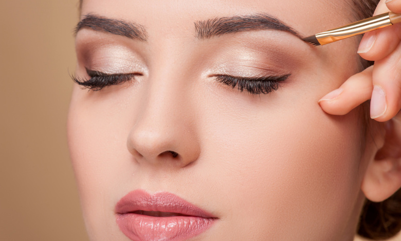 Les sourcils fins font leur retour : la tendance des années 1990