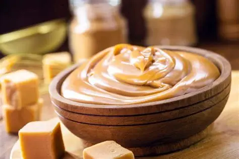 Le dulce de leche est une spécialité argentine à base de lait et de sucre, appréciée pour sa texture crémeuse et son goût de caramel.